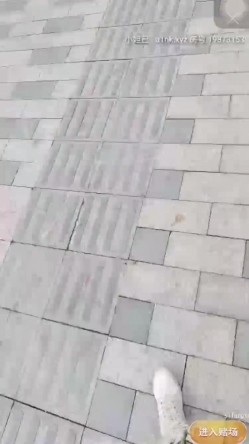 极品户外一姐，户外女神真空大黑牛勾搭路人 街边人前喷射裤子全湿跳蛋给陌生人玩[ 截图15