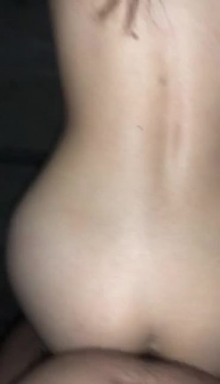 大神的绿奴母狗们，车震户外露出，滴蜡后入打开门看着邻居走廊大战，楼道做爱，威武刺激哦 22V流出！ 截图11