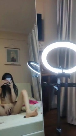 粉色背心贫乳气质美女和炮友激情啪啪，大长腿脱下牛仔短裤摸逼，抬腿第一视角抽插，被操的高潮脚指头多 截图2