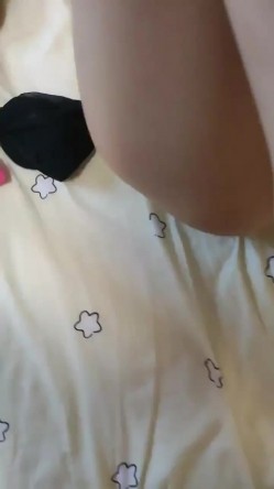 粉色背心贫乳气质美女和炮友激情啪啪，大长腿脱下牛仔短裤摸逼，抬腿第一视角抽插，被操的高潮脚指头多 截图13