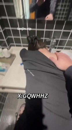 约啪大神，【过气网黄】回归，最新付费福利，质量都挺高，车震开房，黑丝美腿 截图3