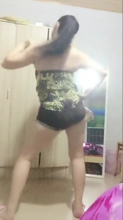 抖音少妇【LOVE】金主定制流出,大单掰穴，跳广场舞，喜欢少妇嫂子的必入 截图6