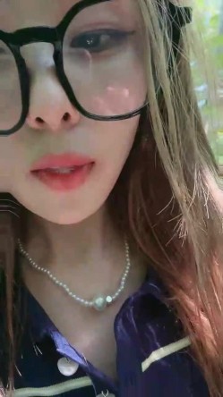绿播下海【依依不舍啊哈】户外露出 故意沟搭老大爷吃鸡啪啪 截图6