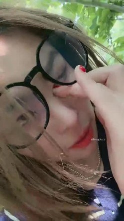 绿播下海【依依不舍啊哈】户外露出 故意沟搭老大爷吃鸡啪啪 截图8