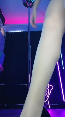 长发尤物依旧妩媚动人，黑丝大长腿钢管舞女郎特写白虎穴音乐舞动淫穴 截图4