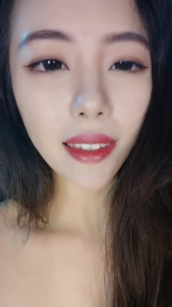 长发尤物依旧妩媚动人，黑丝大长腿钢管舞女郎特写白虎穴音乐舞动淫穴 截图9
