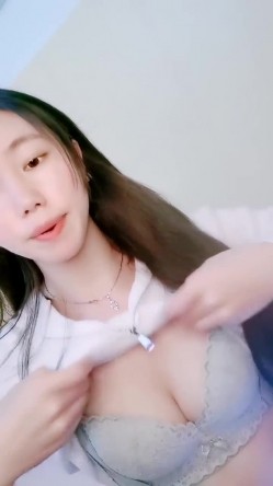 绿播转黄！【大四学妹兼职】校花牛仔裤，雪白大屁股 舞蹈专业 身材不错，皮肤白 截图2
