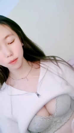 绿播转黄！【大四学妹兼职】校花牛仔裤，雪白大屁股 舞蹈专业 身材不错，皮肤白 截图13
