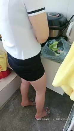 后妈好骚包臀短裙制服诱惑，经不起勾搭摸她屁股玩她奶子厨房里给口交，床上激情抽插浪荡呻吟奶子乱晃好刺激 截图1