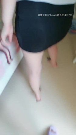 后妈好骚包臀短裙制服诱惑，经不起勾搭摸她屁股玩她奶子厨房里给口交，床上激情抽插浪荡呻吟奶子乱晃好刺激 截图4