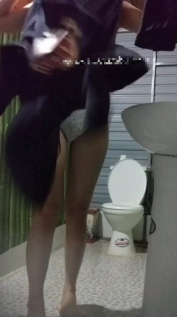 暑假去舅妈家玩偷拍 ️表妹洗澡,她那纯棉卡通内裤被我偷偷拿来撸了好多次 截图11