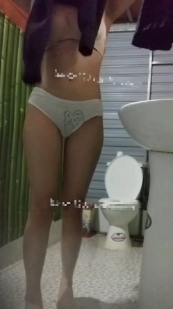 暑假去舅妈家玩偷拍 ️表妹洗澡,她那纯棉卡通内裤被我偷偷拿来撸了好多次 截图12