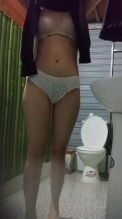 暑假去舅妈家玩偷拍 ️表妹洗澡,她那纯棉卡通内裤被我偷偷拿来撸了好多次 截图14