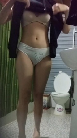 暑假去舅妈家玩偷拍 ️表妹洗澡,她那纯棉卡通内裤被我偷偷拿来撸了好多次 截图15