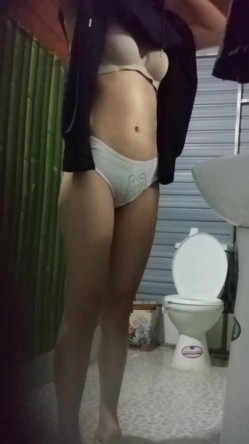 暑假去舅妈家玩偷拍 ️表妹洗澡,她那纯棉卡通内裤被我偷偷拿来撸了好多次 截图16