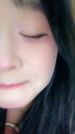 【真实反差大学生】，土豪高价定制，新人下海，童颜巨乳【甜甜甜甜酱】38D大奶超迷人，宿舍疯狂扣屄 截图1
