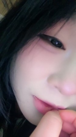 【真实反差大学生】，土豪高价定制，新人下海，童颜巨乳【甜甜甜甜酱】38D大奶超迷人，宿舍疯狂扣屄 截图2