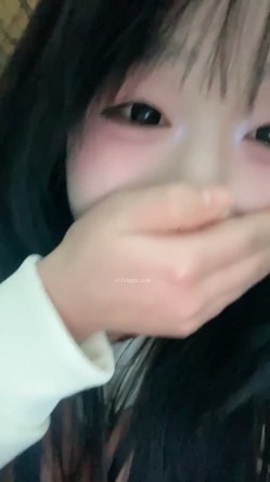 【真实反差大学生】，土豪高价定制，新人下海，童颜巨乳【甜甜甜甜酱】38D大奶超迷人，宿舍疯狂扣屄 截图3