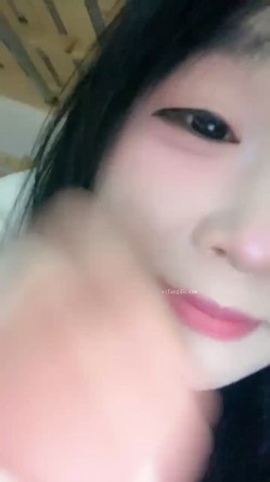 【真实反差大学生】，土豪高价定制，新人下海，童颜巨乳【甜甜甜甜酱】38D大奶超迷人，宿舍疯狂扣屄 截图4