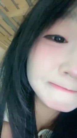 【真实反差大学生】，土豪高价定制，新人下海，童颜巨乳【甜甜甜甜酱】38D大奶超迷人，宿舍疯狂扣屄 截图6