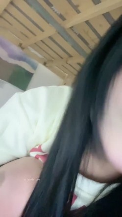 【真实反差大学生】，土豪高价定制，新人下海，童颜巨乳【甜甜甜甜酱】38D大奶超迷人，宿舍疯狂扣屄 截图8