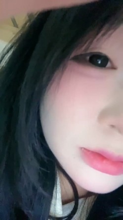 【真实反差大学生】，土豪高价定制，新人下海，童颜巨乳【甜甜甜甜酱】38D大奶超迷人，宿舍疯狂扣屄 截图15