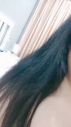 明星颜值笑起来甜美小姐姐全裸诱惑，白皙美乳揉捏，不给看逼若隐若现，喜欢玩诱惑吊人胃口，摆弄各种姿势抚摸 截图10