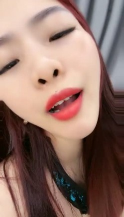 可爱诱人的小骚骚，应狼友要求穿上性感的黑丝诱惑，全程露脸道具玩逼，抽插不断浪叫不止，高潮喷水好刺激 截图11