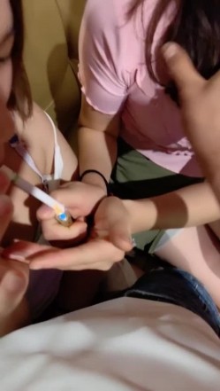 户外达人【战女狼】KTV厕所狂干~野外车震无套内射~流白浆 截图1
