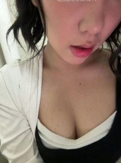 ️极品反差甜妹【lucy2027】表情非常可爱的学生妹趁着没人在教室和厕所自慰 截图6