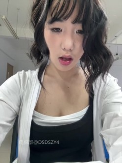 ️极品反差甜妹【lucy2027】表情非常可爱的学生妹趁着没人在教室和厕所自慰 截图12