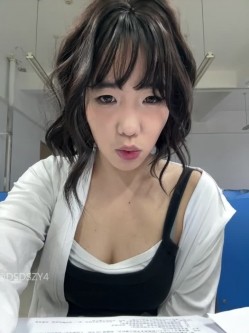 ️极品反差甜妹【lucy2027】表情非常可爱的学生妹趁着没人在教室和厕所自慰 截图16