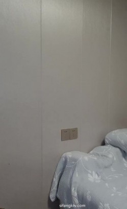 爆乳美熟女【小海媚】蕾丝内衣，揉奶掰B给你伸舌头舔，’不收费的情况下让你们射是我最兴奋滴‘，骚逼阿姨超淫荡！ 截图10
