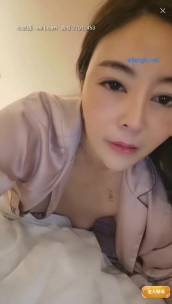 郑州阿姨~性感风骚【千年的狐狸】酒店 寂寞的夜晚唯有自慰，裸聊勾引小伙子们来干她，跟网友们讲解女人高潮的反应，风韵呀！ 截图3