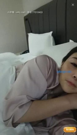 郑州阿姨~性感风骚【千年的狐狸】酒店 寂寞的夜晚唯有自慰，裸聊勾引小伙子们来干她，跟网友们讲解女人高潮的反应，风韵呀！ 截图9