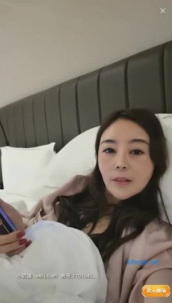 郑州阿姨~性感风骚【千年的狐狸】酒店 寂寞的夜晚唯有自慰，裸聊勾引小伙子们来干她，跟网友们讲解女人高潮的反应，风韵呀！ 截图15