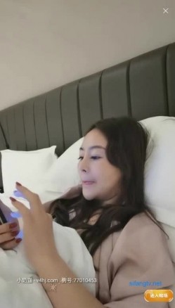 郑州阿姨~性感风骚【千年的狐狸】酒店 寂寞的夜晚唯有自慰，裸聊勾引小伙子们来干她，跟网友们讲解女人高潮的反应，风韵呀！ 截图16