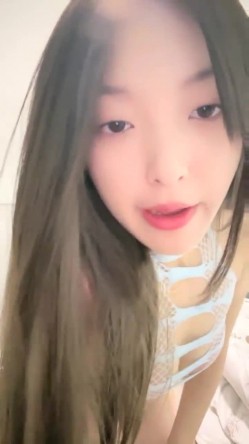 大二校花女神，【清纯学妹啦】，下午场的电影，没有别人包场了，逼里塞跳蛋，喜欢这种刺激的感觉 截图4