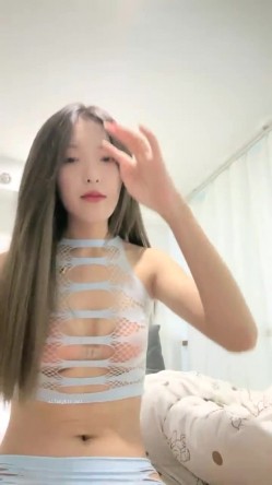 大二校花女神，【清纯学妹啦】，下午场的电影，没有别人包场了，逼里塞跳蛋，喜欢这种刺激的感觉 截图5