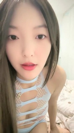 大二校花女神，【清纯学妹啦】，下午场的电影，没有别人包场了，逼里塞跳蛋，喜欢这种刺激的感觉 截图7