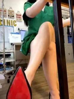 ️公共场所露出博主 气质骚浪医生【clinicsexy】值班室 公共场所 跳蛋发骚扣穴露奶 截图4