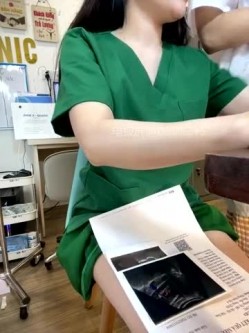 ️公共场所露出博主 气质骚浪医生【clinicsexy】值班室 公共场所 跳蛋发骚扣穴露奶 截图13