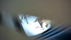 安防酒店摄像头偷拍细腰蜜桃臀妹子主动给男友撸鸡巴被各种姿势操 截图3