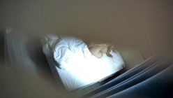 安防酒店摄像头偷拍细腰蜜桃臀妹子主动给男友撸鸡巴被各种姿势操 截图8