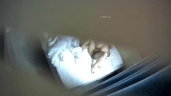 安防酒店摄像头偷拍细腰蜜桃臀妹子主动给男友撸鸡巴被各种姿势操 截图11