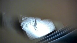 安防酒店摄像头偷拍细腰蜜桃臀妹子主动给男友撸鸡巴被各种姿势操 截图15