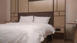 牛仔裤的长腿高挑模特儿 身材比例真好 被抱起来操的姿势太爽了 在沙发上翻云覆雨暴力干她 这钱花得很值 截图2