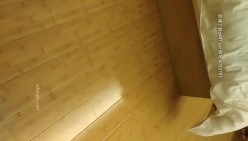 牛仔裤的长腿高挑模特儿 身材比例真好 被抱起来操的姿势太爽了 在沙发上翻云覆雨暴力干她 这钱花得很值 截图3