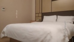 牛仔裤的长腿高挑模特儿 身材比例真好 被抱起来操的姿势太爽了 在沙发上翻云覆雨暴力干她 这钱花得很值 截图8