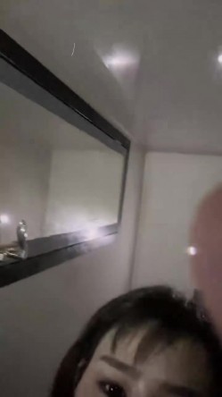 极品少妇网吧勾引处男学生卫生间里打炮,没过瘾又找大爷郊外打野战 截图5